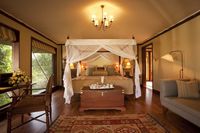 lake-elmenteita-serena-camp-room-deluxe-double-tent-interior-1_-_767w